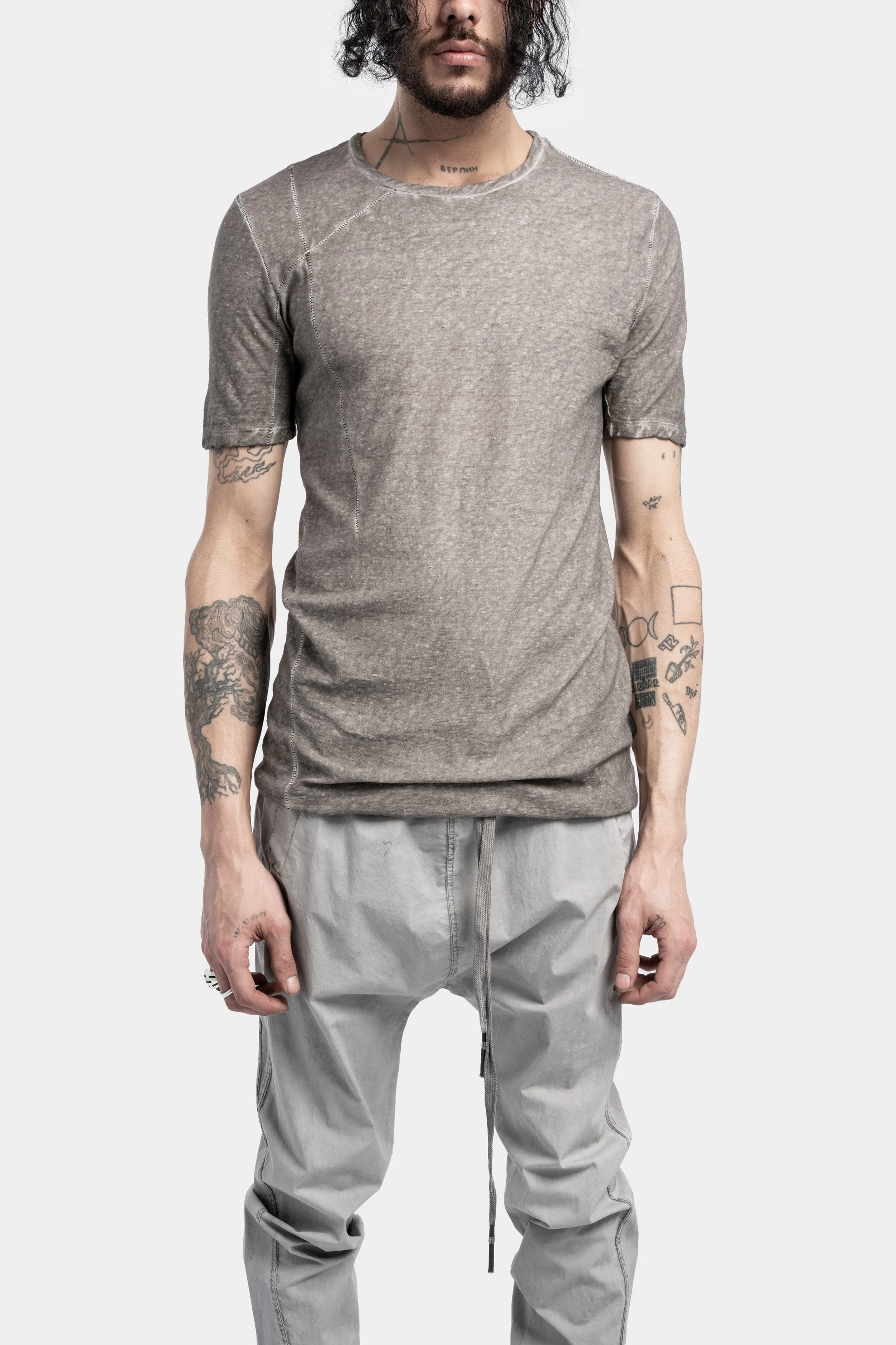 Asymmetric seams tee, Grey resin