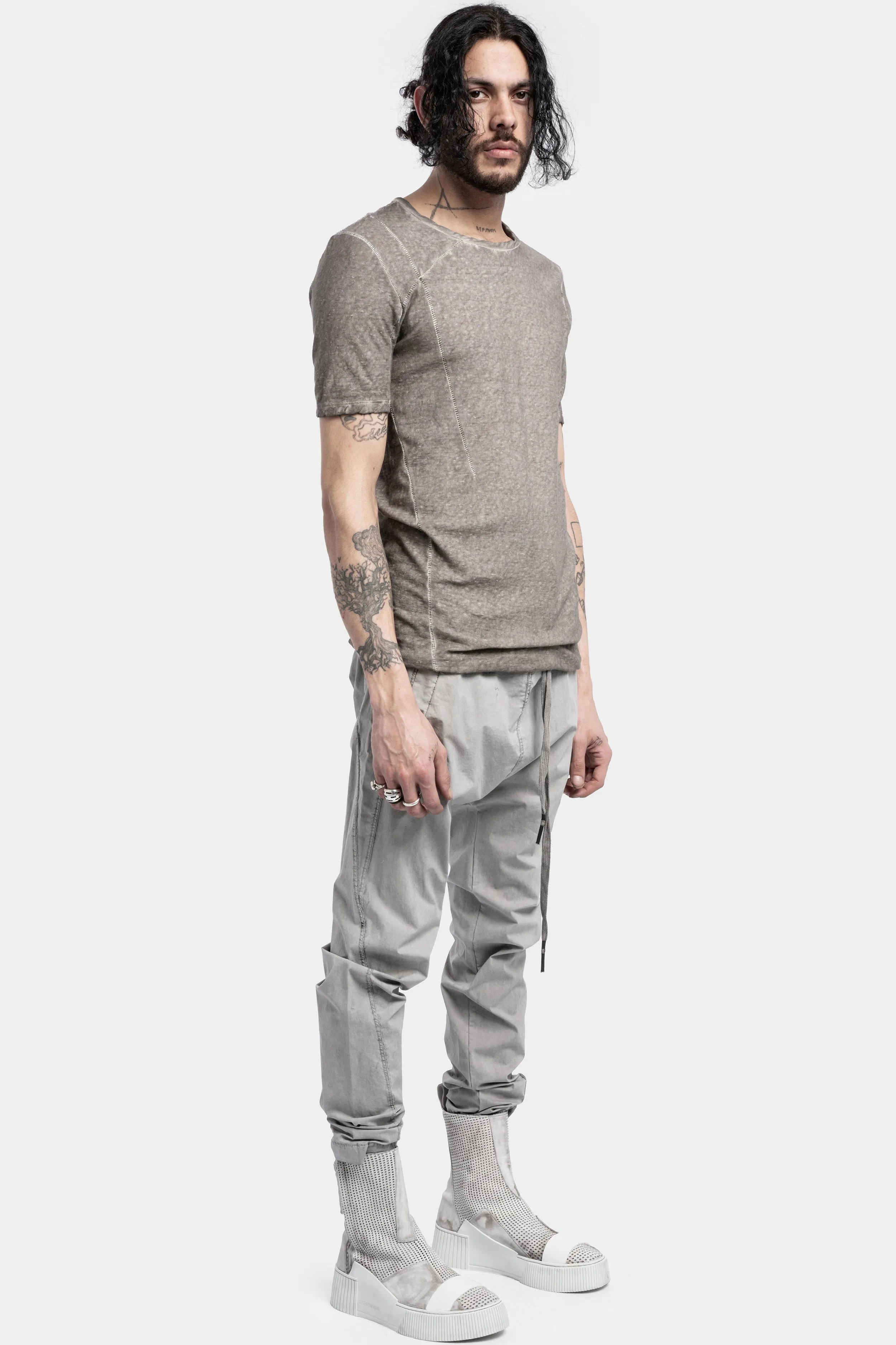 Asymmetric seams tee, Grey resin